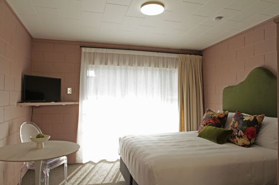 Green Bird Unit - bed and TV