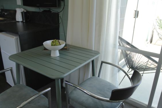 1-Bedroom Queen - dining table
