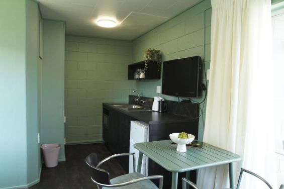 1-Bedroom Queen - kitchenette
